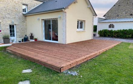 REALISATION D'UNE TERRASSE EN BOIS PAR CHEVALIER PAYSAGE A HOTTOT LES BAGUES